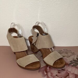 Chic Tan Chunky Heel Sandals 8